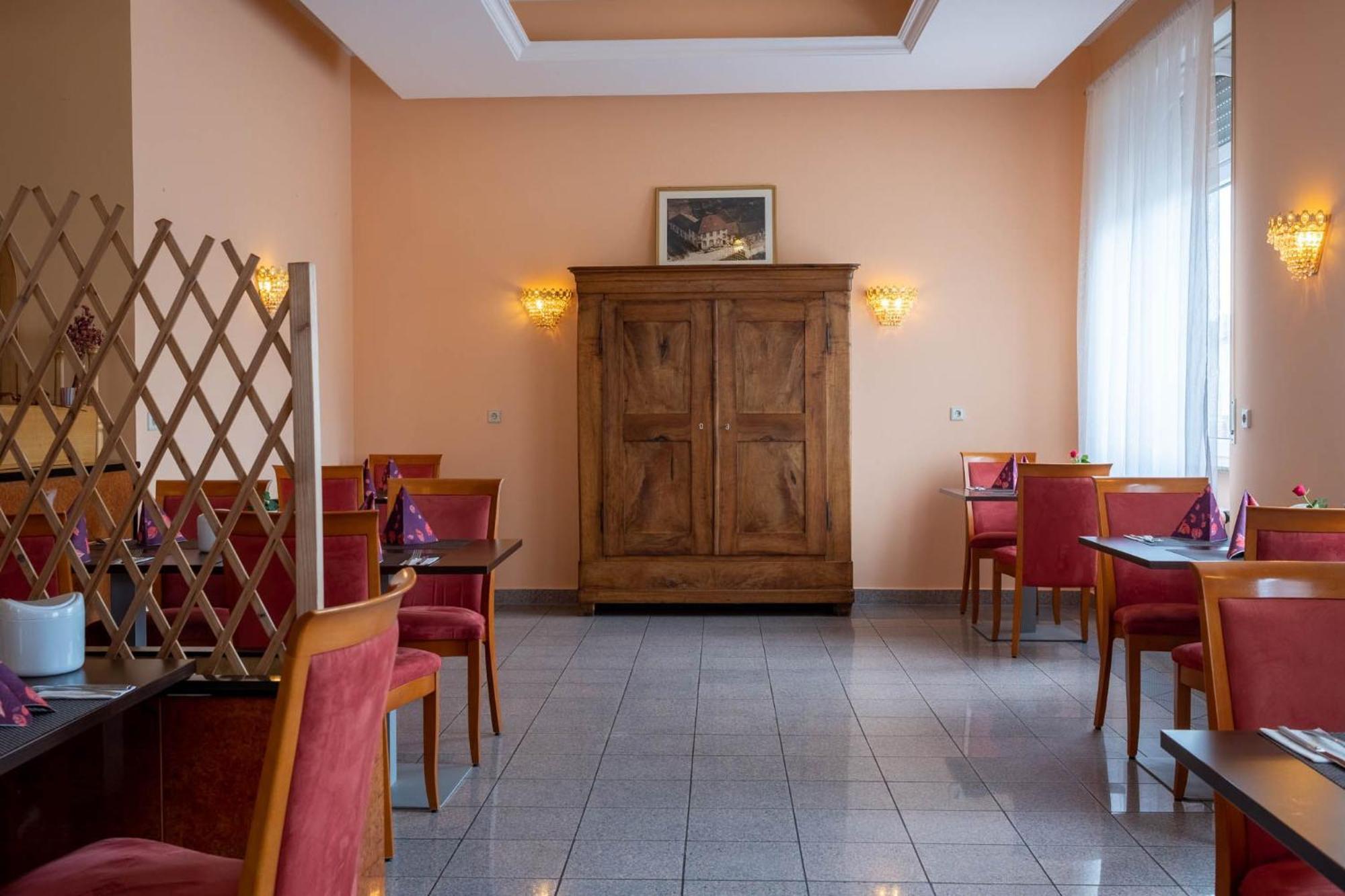 Hotel Kraichtaler Hof Exterior foto